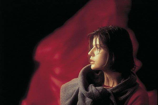 Photo de Irène Jacob - Trois couleurs - Rouge : Photo Krzysztof Kieslowski, Irène  Jacob - Photo 46 sur 50 - AlloCiné