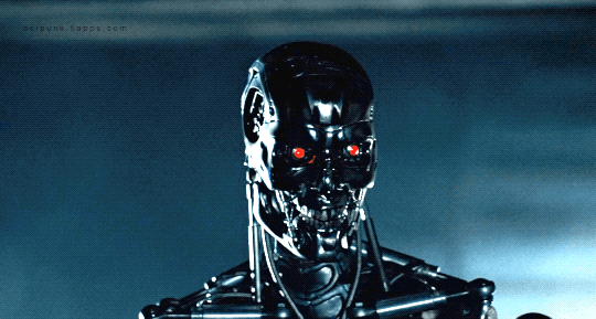 Gif tratta dal film Terminator con il T-1000 che volta la faccia.