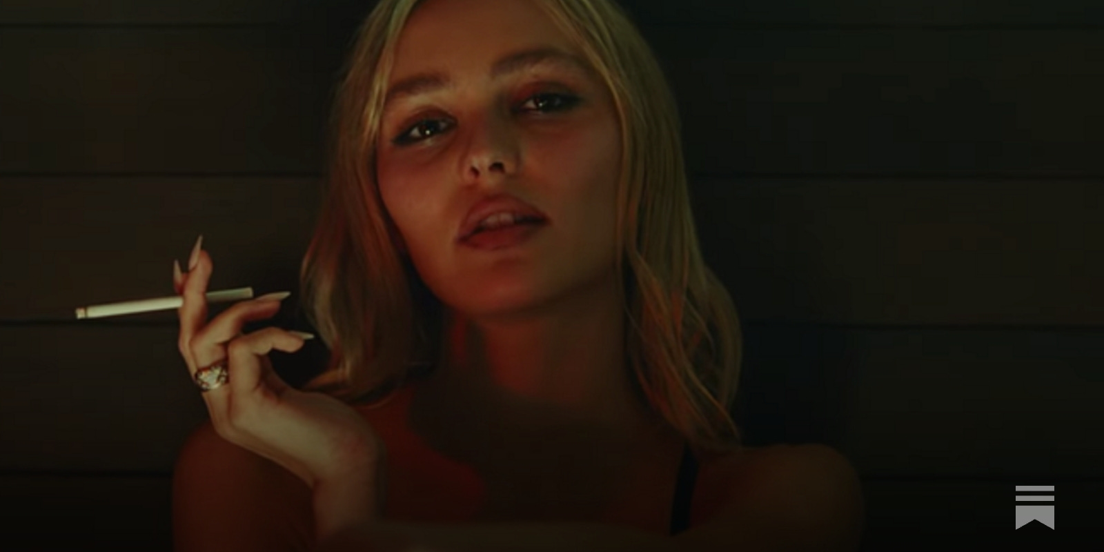 Does angelina jolie smoke cigarettes