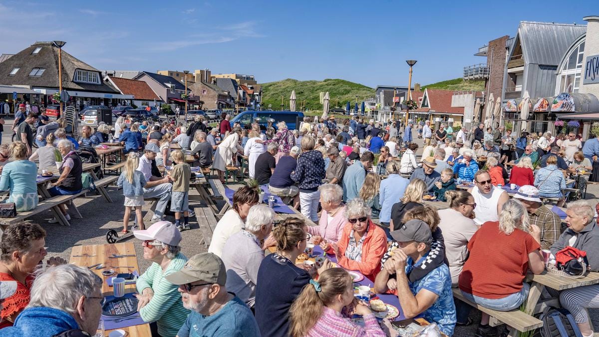 Afbeelding met buitenshuis, hemel, kleding, scène

Door AI gegenereerde inhoud is mogelijk onjuist.