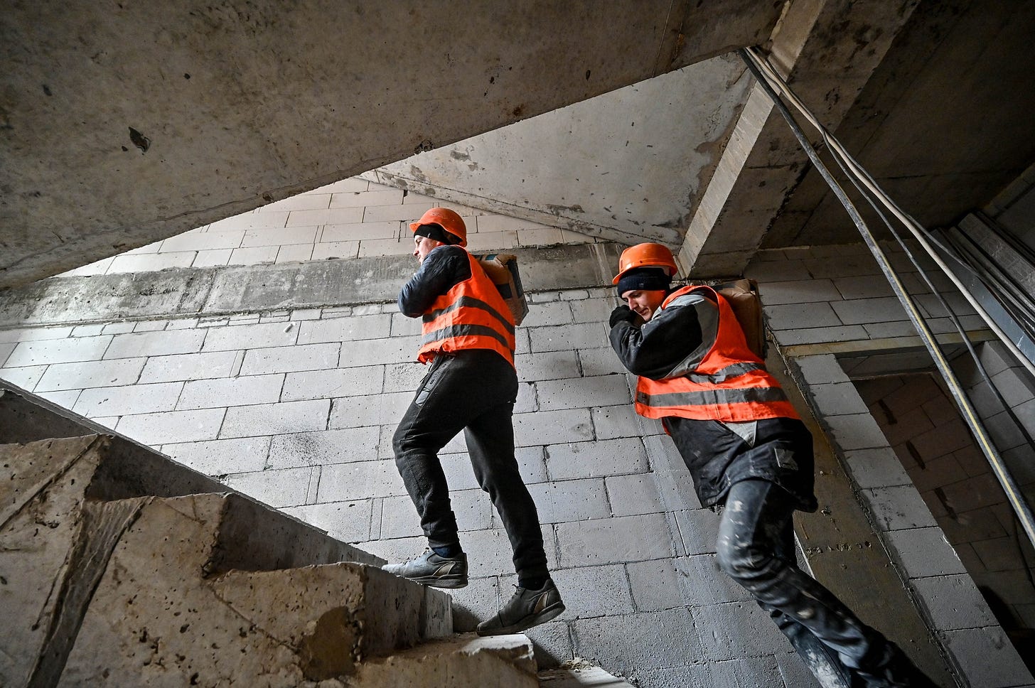 Возможно, это изображение 2 человека