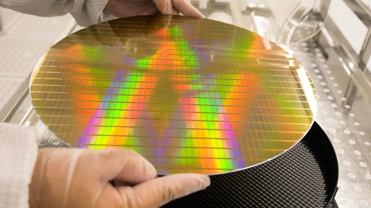 Produzione di chip da 2nm da un wafer di silicio (Immagine ufficiale TSMC) Produzione di chip da 2nm da un wafer di silicio (Immagine ufficiale TSMC)