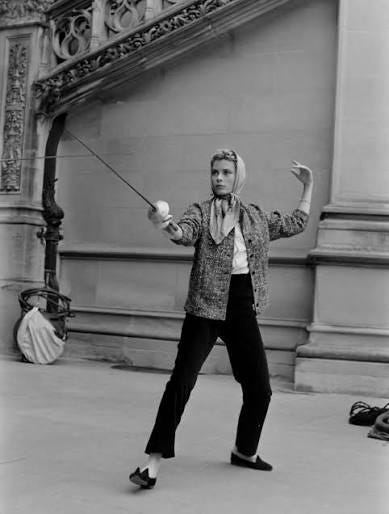Grace Kelly taking fencing lessons for the film The Swan in 1955 🤺 Grace Kelly taking fencing lessons for the film The Swan in 1955 🤺