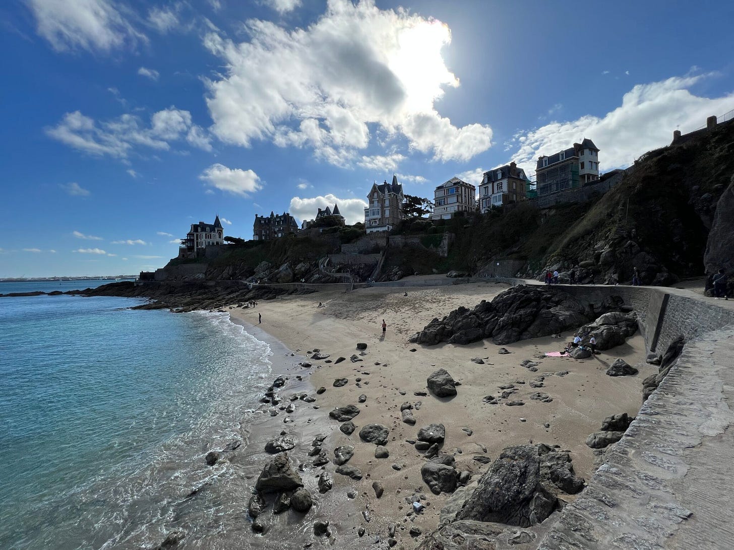 prächtige Villen auf Steinklippen, unten Bucht mit Strand und Meer, Frankreich