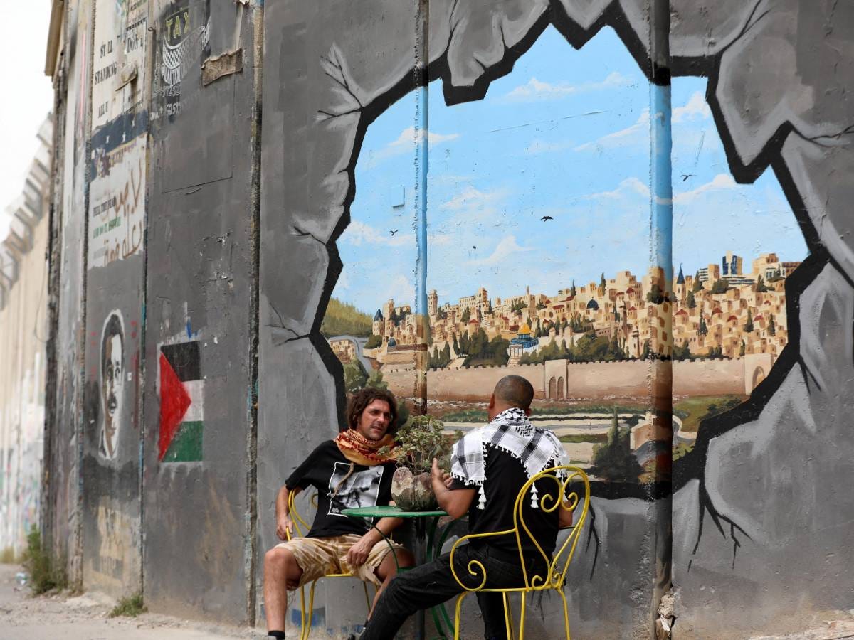 Lo squarcio nel muro per vedere il panorama - il Giornale