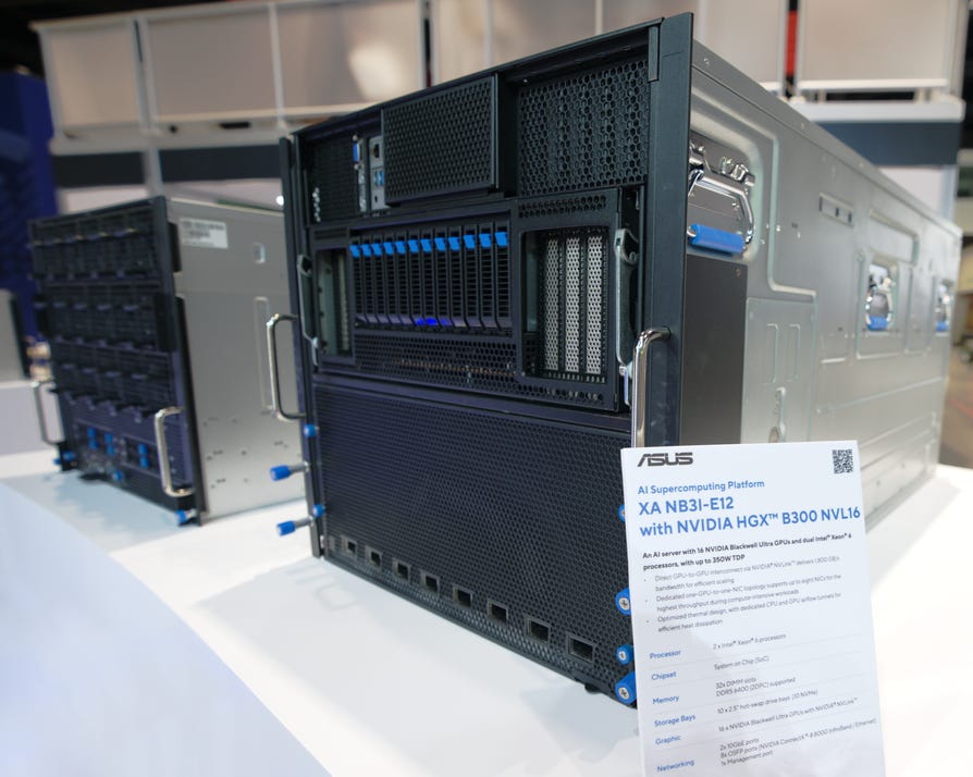 華碩 XA NB3I-E12 伺服器,搭載 NVIDIA HGX B300(圖:華碩官方新聞稿) 華碩 XA NB3I-E12 伺服器,搭載 NVIDIA HGX B300(圖:華碩官方新聞稿)