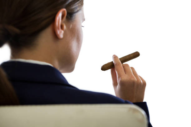 70+ Mujer Joven Bien Vestido De Fumar Habanos Fotografías de stock, fotos e  imágenes libres de derechos - iStock