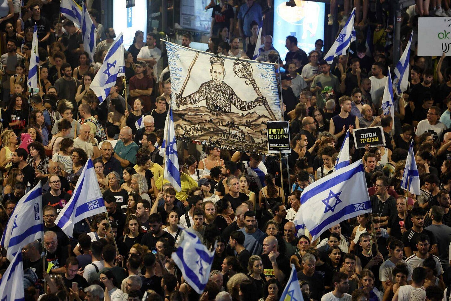 Une manifestation anti-gouvernementale appelant à la libération des otages, à Tel-Aviv le 1er septembre 2024. Les familles des otages israéliens ont appelé à une grève générale dans tout le pays pour forcer le gouvernement à conclure un accord avec le Hamas. — © JACK GUEZ / AFP Une manifestation anti-gouvernementale appelant à la libération des otages, à Tel-Aviv le 1er septembre 2024. Les familles des otages israéliens ont appelé à une grève générale dans tout le pays pour forcer le gouvernement à conclure un accord avec le Hamas. — © JACK GUEZ / AFP