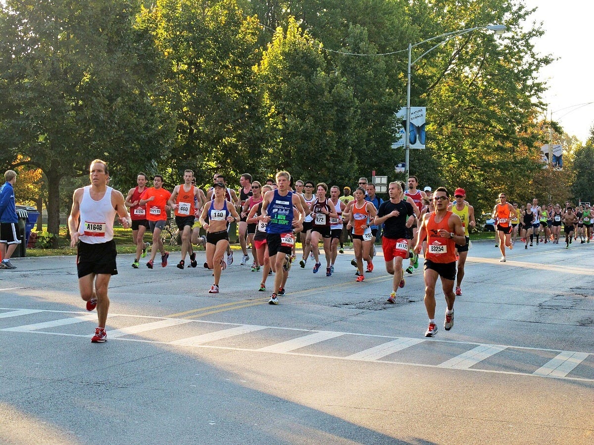 Runners in the 2011 Chicago Marathon. Image: Benjamin Lipsman via Wikimedia Commons