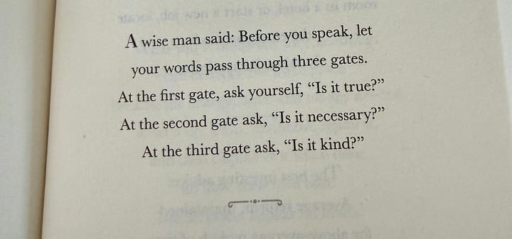 Galeria com duas imagens do livro Excellent Advice for Living (Kevin Kelly): (1) a capa roxa com o título em letras grandes; (2) uma página interna com a citação dos ‘três filtros’: ‘Is it true? Is it necessary? Is it kind?’.