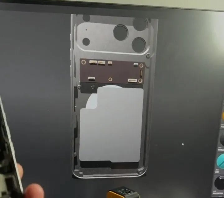 Modelo 3D del supuesto iPhone 17 Pro en su interior Modelo 3D del supuesto iPhone 17 Pro en su interior
