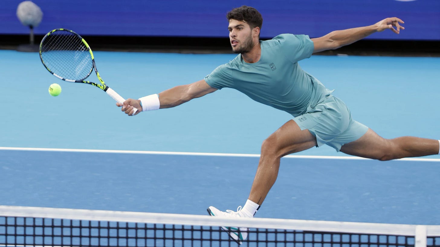 Alcaraz conecta una de sus voleas ante Zverev Alcaraz conecta una de sus voleas ante Zverev