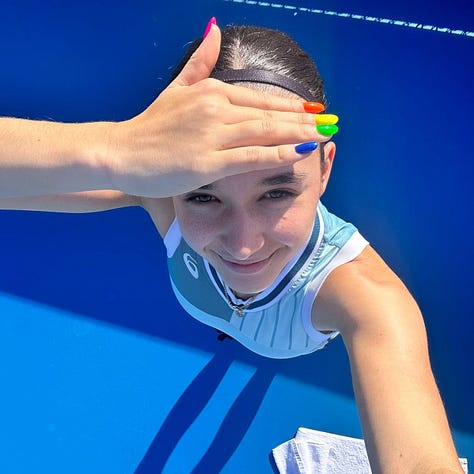 Eva et ses ongles