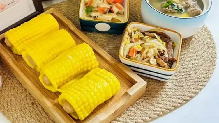 Bright yellow corn rolls and stir-fried vegetables Bright yellow corn rolls and stir-fried vegetables