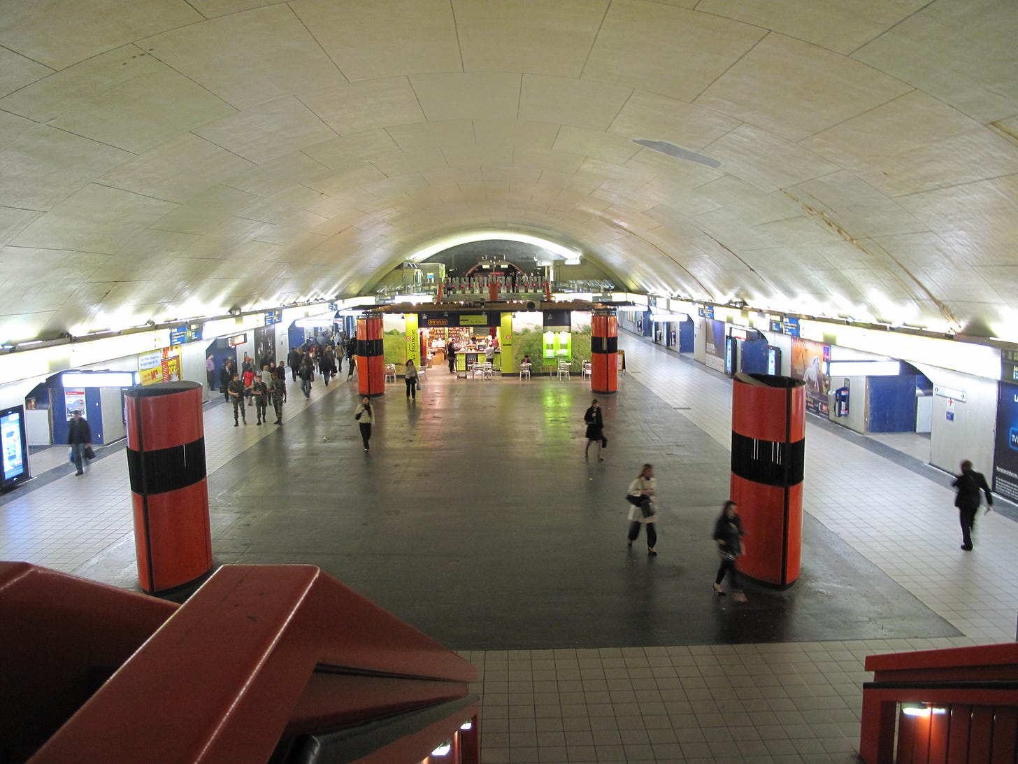https://upload.wikimedia.org/wikipedia/commons/b/bc/RER_Auber.jpg