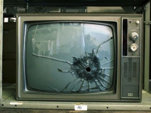 r/VintageTV - The TV set Elvis Presley shot in his suite at the Las Vegas International Hotel, because he was irritated by singer Robert Goulet’s performance on the Mike Douglas Show (1974)