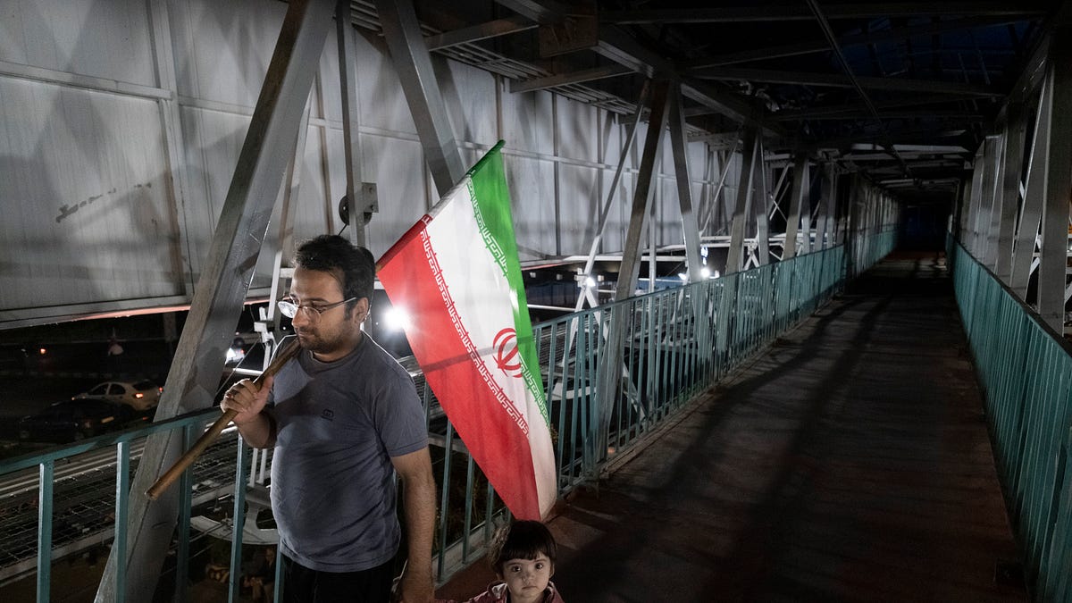 Surging Inflation and Soaring Unemployment Batter Iranian Economy