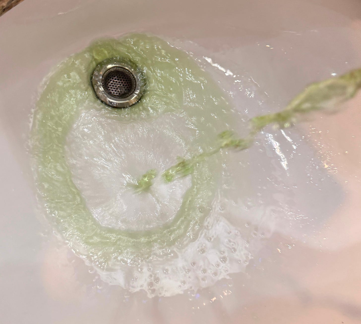 Água verde do pré-enxágue para trazer os químicos à temperatura. Água verde do pré-enxágue para trazer os químicos à temperatura.