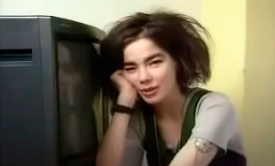 Imagem de uma Björk jovem com seu televisor.