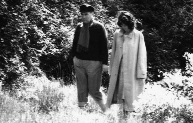 Francois Mitterrand avec sa maitresse Anne Pingeot se promenant dans la propriete de Francois de Grossouvre dans la Nievre en 1981.