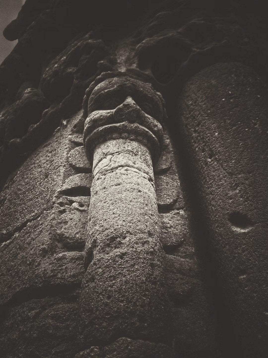 Puede ser una imagen en blanco y negro de el Panteón y La Sagrada Familia