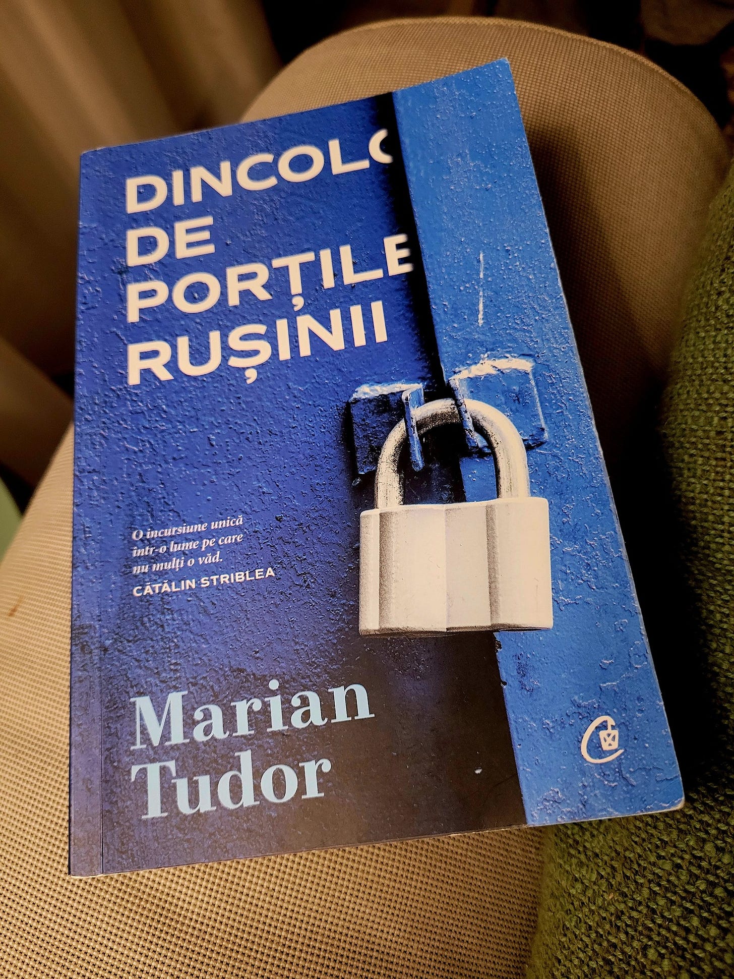 May be an image of text that says 'DINCOLO DINCOLC PORTILE DE RUȘINII unică O incursiumeunict intr-o tunte incursiune care CÁTĂLIN CATÁLINSTRIBLEA กน mulțio vád. STRIBLEA Marian Tudor'