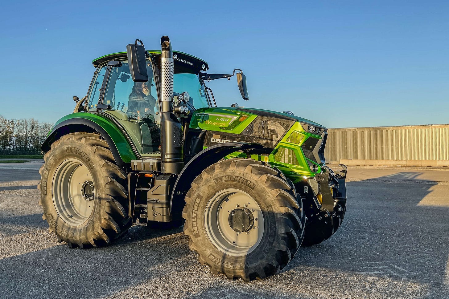 Deutz-Fahr Agotron 6160 Warrior Traktor. Deutz-Fahr Agotron 6160 Warrior Traktor.