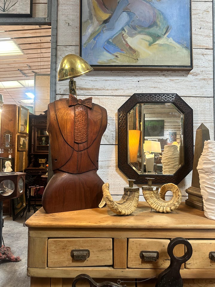 Trompe l'oeil wood shirts at round top