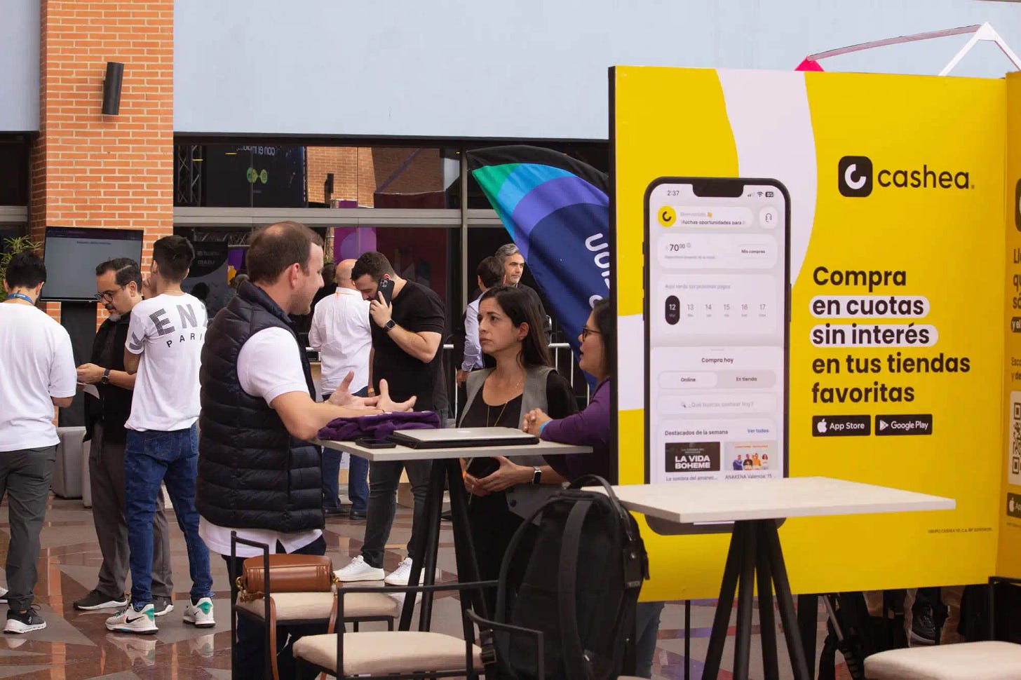 Personas conversando en el showcase de startups. Personas conversando en el showcase de startups.