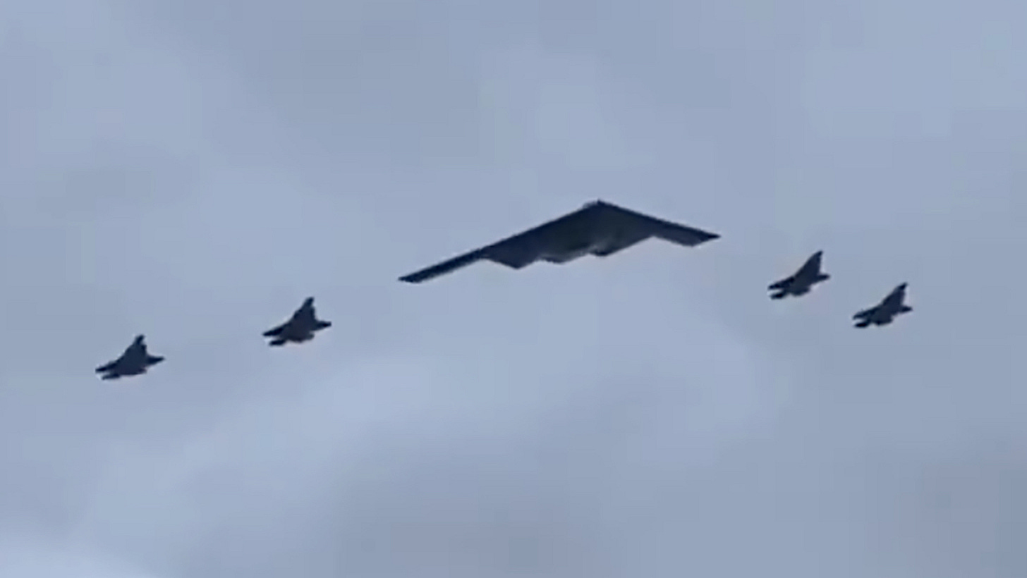 B-2 Stealth Bomber and Four F-35s Fly Over Anchorage During Trump-Putin Meeting
