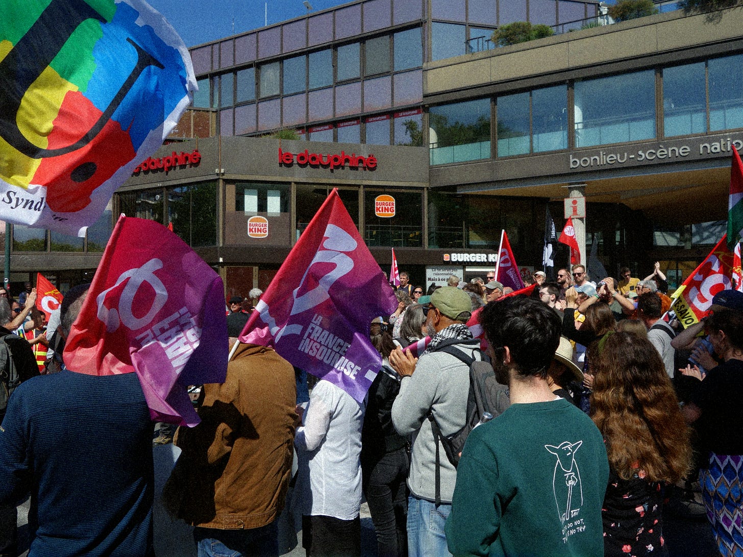 Militants syndicaux défilant à Annecy le 1er mai avec des drapeaux LFI Militants syndicaux défilant à Annecy le 1er mai avec des drapeaux LFI