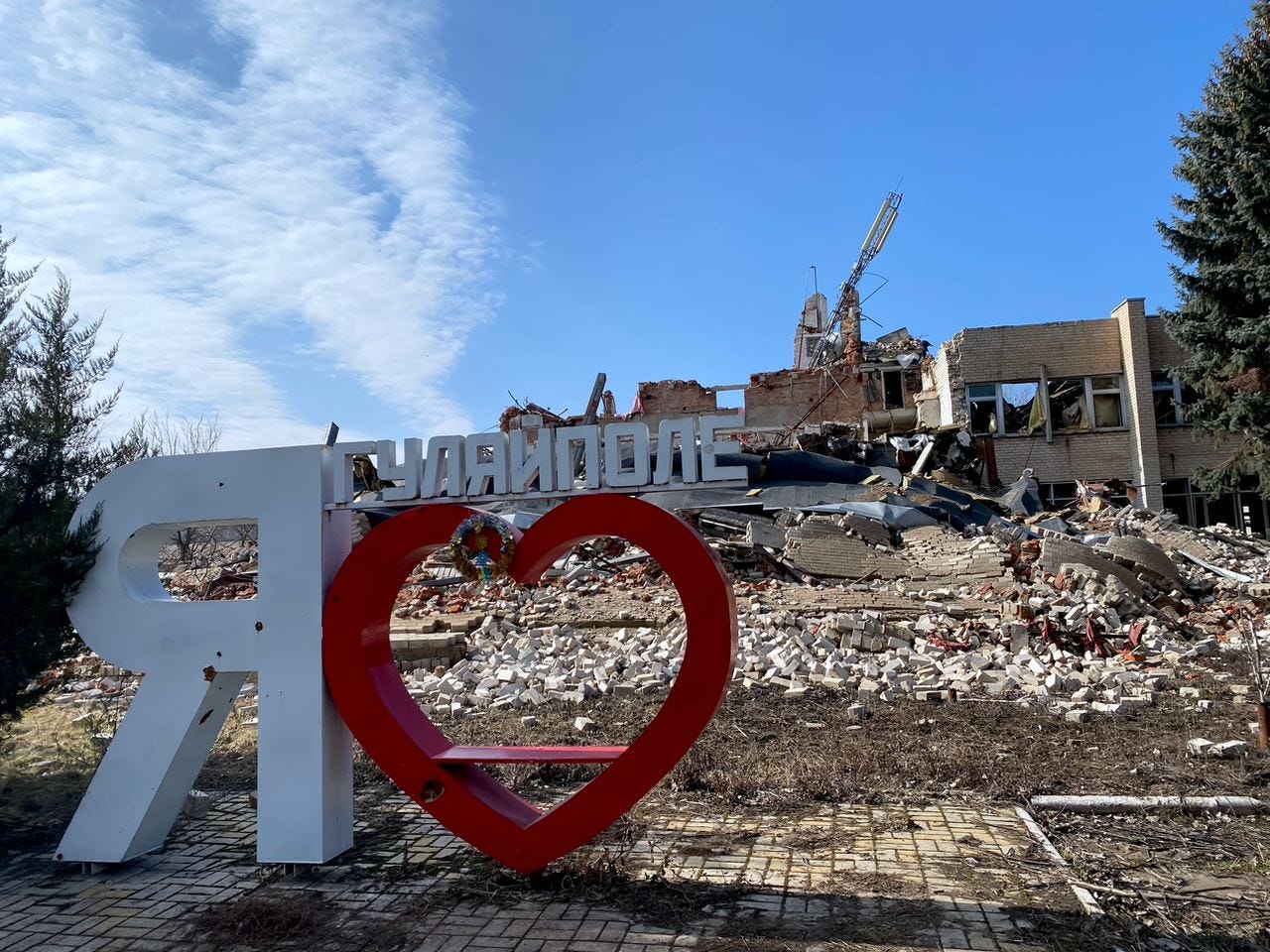 Stranded civilians brave shelling, return to Ukraine's front-line towns