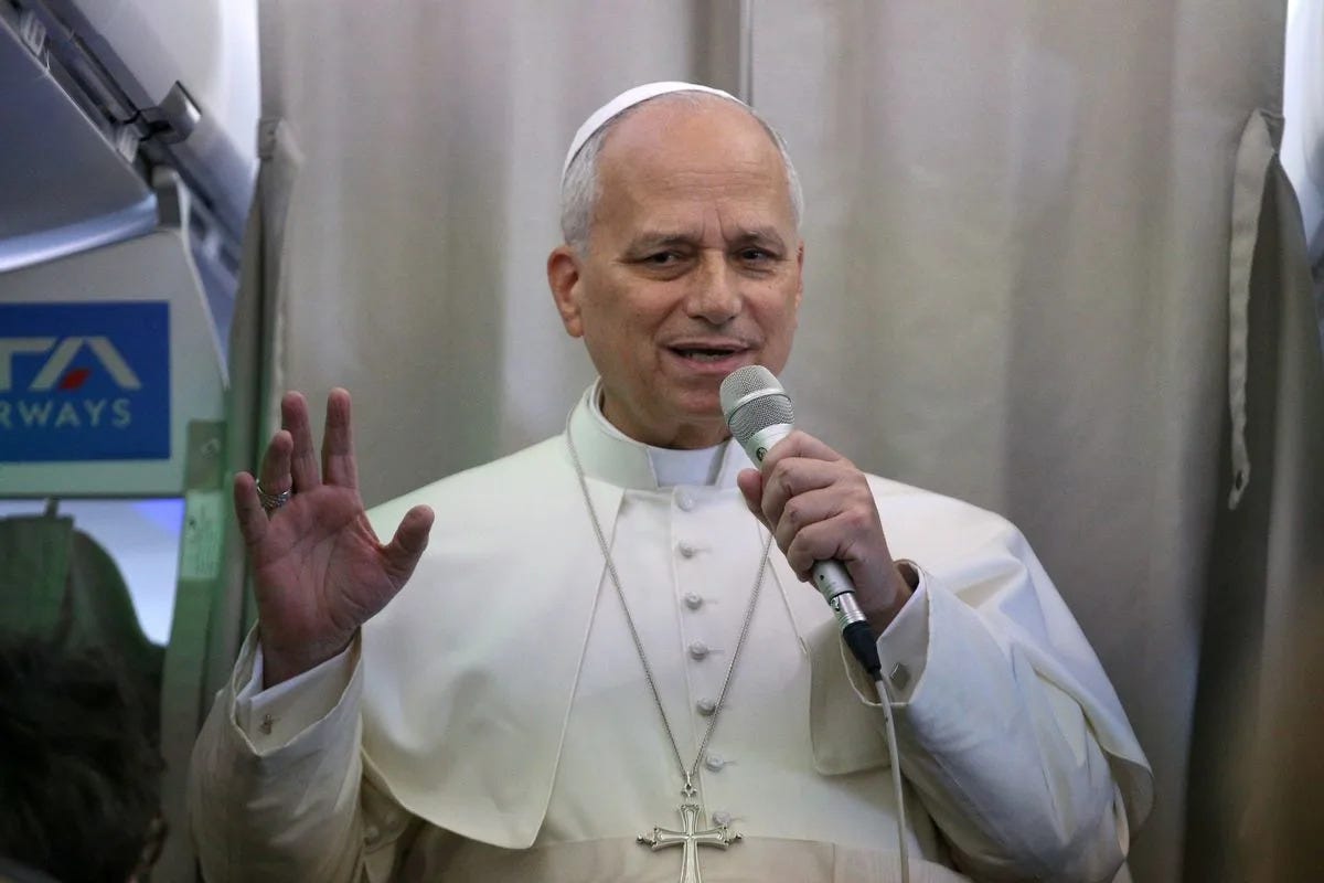 Huhtikuussa 2026 hän jatkoi Afrikan kiertueellaan vierailemalla Algerian suurmoskeijassa, jossa hän tapasi moskeijan imaamin ja korosti “uskontojen välistä vuoropuhelua”. Samaan aikaan Afrikassa suoritetaan monissa maissa kristittyjen vähemmistöjen kansanmurhaa muslimien toimesta, joiden johtajat julistavat avoimesti ja ylpeästi tekevänsä niin.