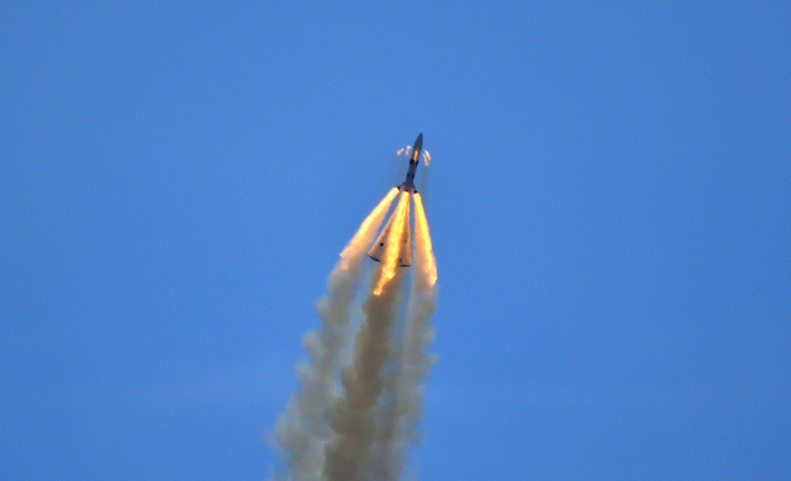 Lanyue being tested in August 2025 (left) and Mengzhou performing its zero-altitude escape test on June 17th (right).