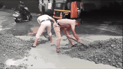 Cops fill potholes on busy Mumbai highway, Shiv Sena (UBT) MLA Aaditya Thackeray reacts Cops fill potholes on busy Mumbai highway, Shiv Sena (UBT) MLA Aaditya Thackeray reacts