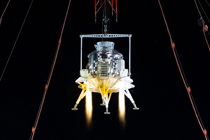Lanyue being tested in August 2025 (left) and Mengzhou performing its zero-altitude escape test on June 17th (right).
