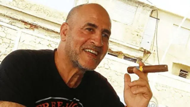 Daniel Siad con un puro en una mano Daniel Siad con un puro en una mano