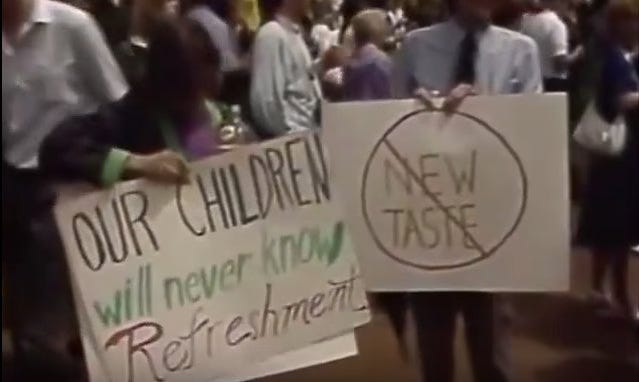 O poză de la un protest Coca-Cola cu pancarte pe care scrie New Taste și Our Children Will never know refreshment O poză de la un protest Coca-Cola cu pancarte pe care scrie New Taste și Our Children Will never know refreshment