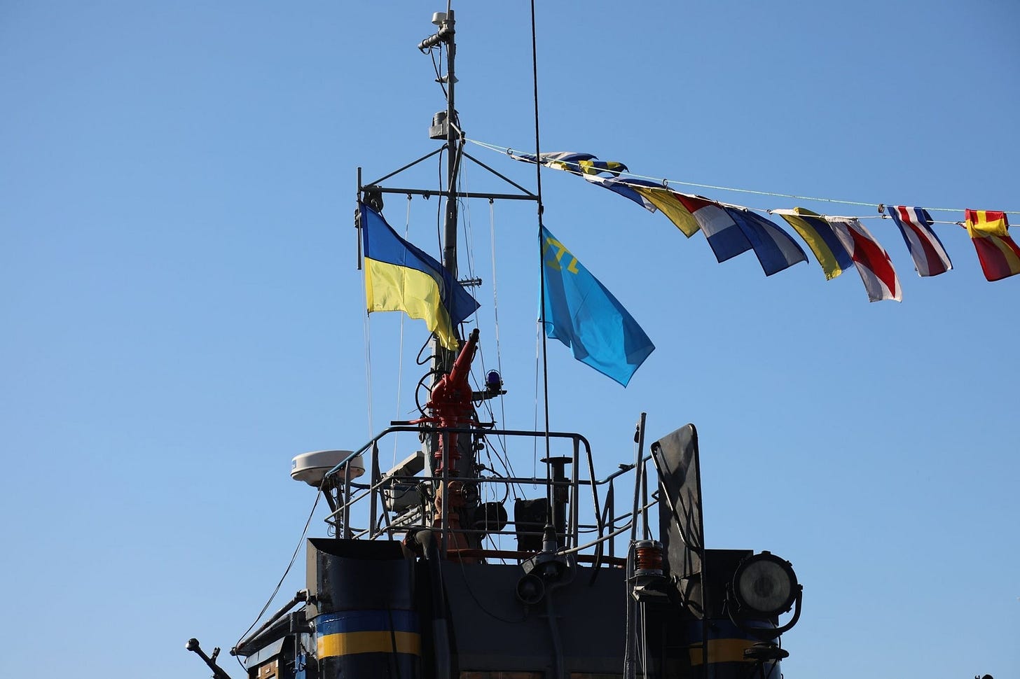Підняття кримськотатарського прапора на "Яни Капу", 26 червня 2020 року. Підняття кримськотатарського прапора на "Яни Капу", 26 червня 2020 року.