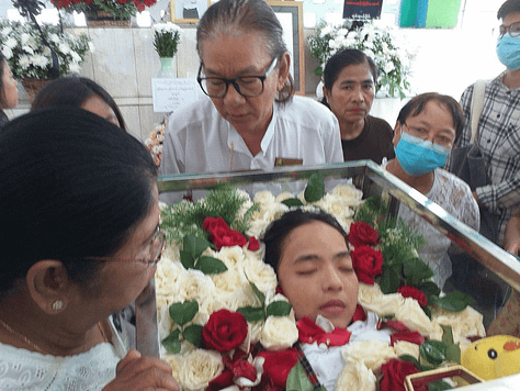 ဓါတ်ပုံတွေကတော့ ဒီနေ့ ရေဝေးသုသာန်မှာ ကျင်းပတဲ့ နိုင်ငံရေးအကျဉ်းသား မဝတ်ရည်အောင်ရဲ့ ဈာပနအခမ်းအနားမြင်ကွင်းတချို့ပဲ ဖြစ်ပါတယ်။  ဓါတ်ပုံများ- ကိုမြအေး၊ ကိုဖိုးညီနဲ့ နာရေးကူညီမှုအသင်း(ရန်ကုန်)