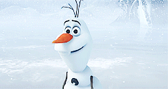 Gif dal cartone animato "Frozen" con il pupazzo di neve Olaf che, in una distesa bianca, si porta le mani sul viso e sorride stupito di qualcosa che vede davanti ai suoi occhi.