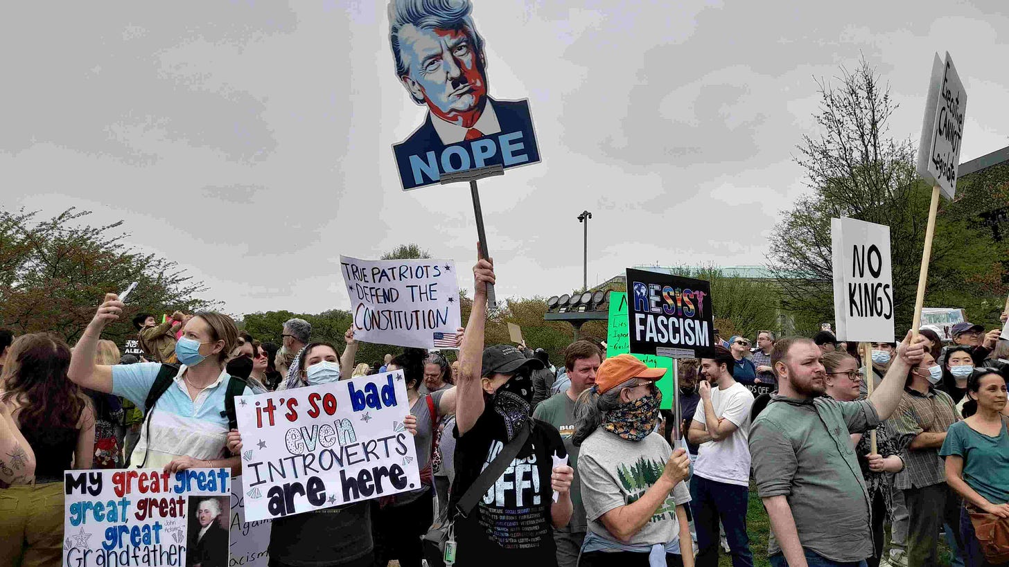 На протесте в Вашингтоне 4 апреля 2025