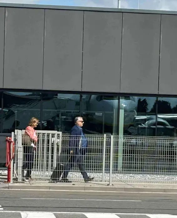 Orbán Viktor és Lévai Anikó sétálnak – Fotó: Olvasói fotó / Telex