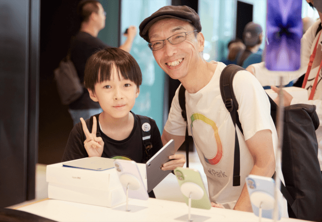 A young visitor to Apple Ginza gets a close-up look at iPad.