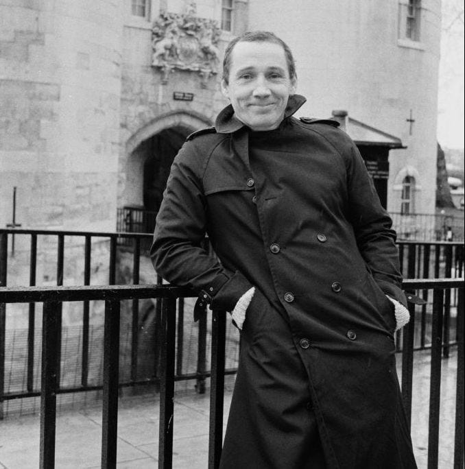 The True Story of How Michael Fagan Broke Into Buckingham Palace, Twice |  Esquire