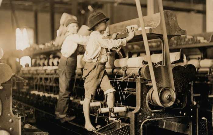 Enfants dans une filature Enfants dans une filature