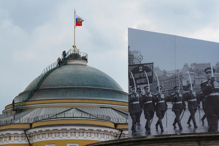 People gather on the dome of the Senate Palace -- topped with the Russian flag -- which is one of the main buildings within the Kremlin compound, in central Moscow on May 3, 2023. - Russia said on May 3 it had shot down two drones aimed at President Vladimir Putin's Kremlin residence in what it called a Ukrainian "terrorist" assassination attempt.