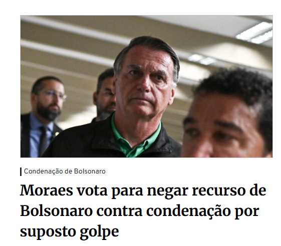 Image shows Alexandre de Moraes, a middle-aged man with short gray hair wearing a dark jacket over a green shirt and glasses, standing in a formal indoor setting with other men in suits behind him, one with a beard and another adjusting glasses; overlaid text in Portuguese reads Condenação Bolsonaro Moraes vota para negar recurso de Bolsonaro contra condenação por suposto golpe.