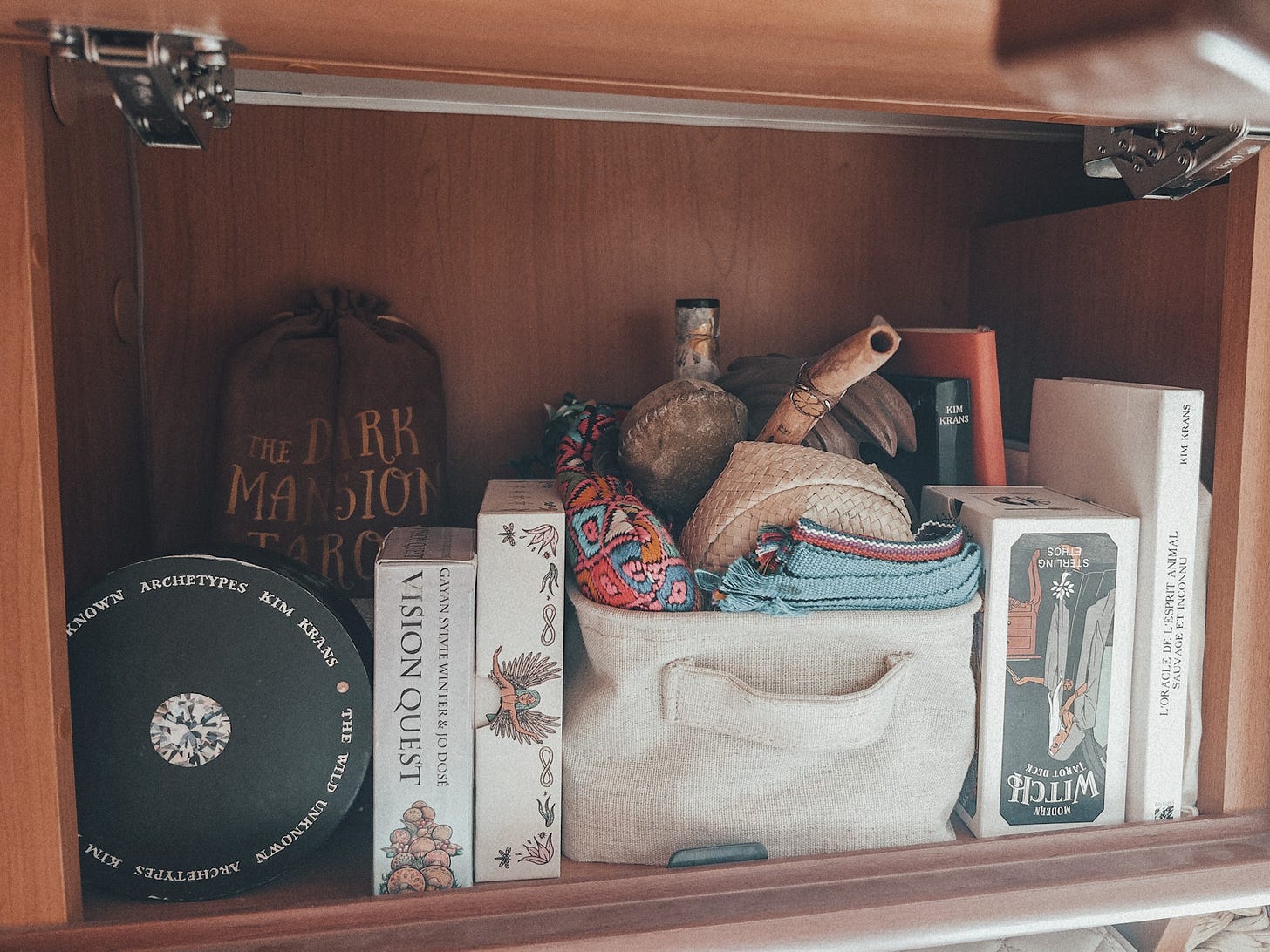 Placard de camping-car avec jeux de Tarot, livres, encens