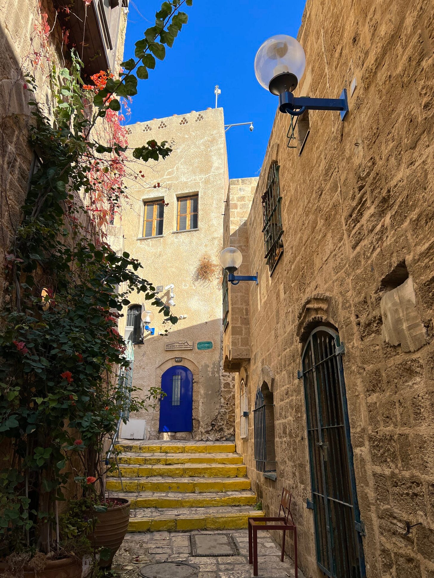 Old City Jaffa in Tel Aviv, Kleine Gasse mit Treppen, heller Sandstein, strahlend blauer Himmel Old City Jaffa in Tel Aviv, Kleine Gasse mit Treppen, heller Sandstein, strahlend blauer Himmel